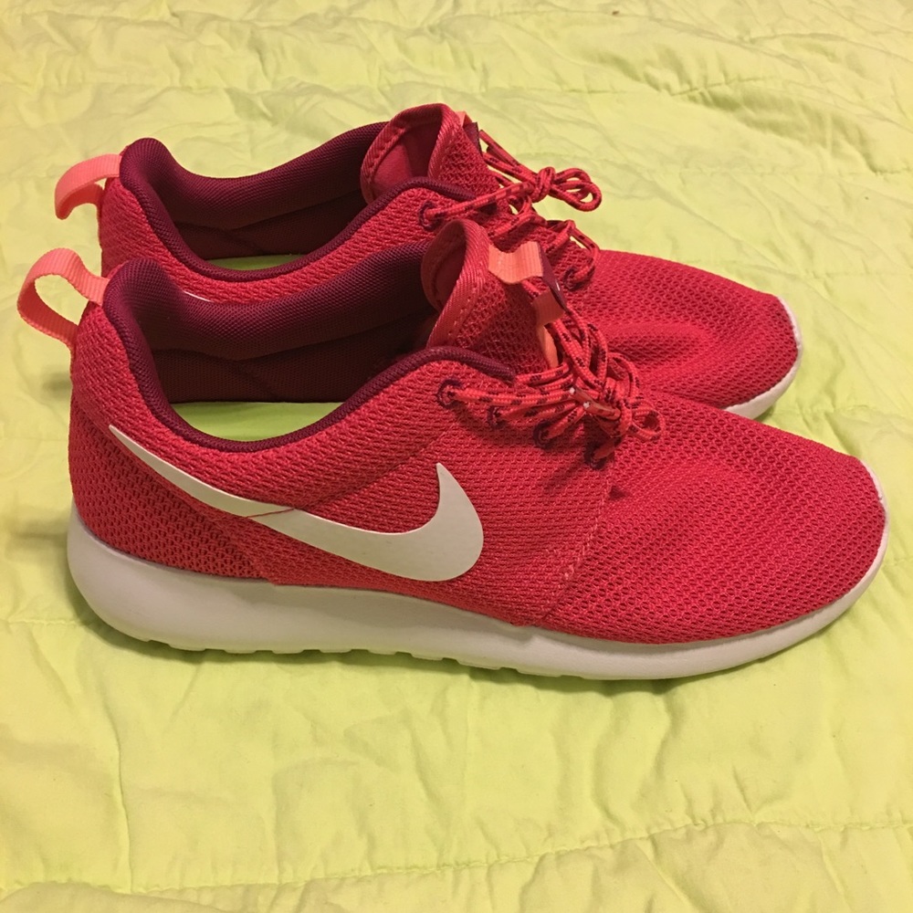 Fushia/Peach Pink Nike Roshe Runs